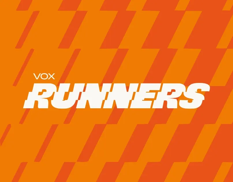 Logotipo VOX Runners em branco sobre padrão de faixas laranja